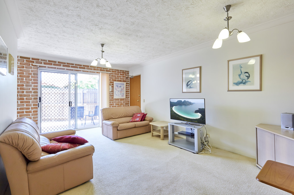 CONVENIENT LIVING – GROUND FLOOR, SHOPS & TRANSPORT NEARBY