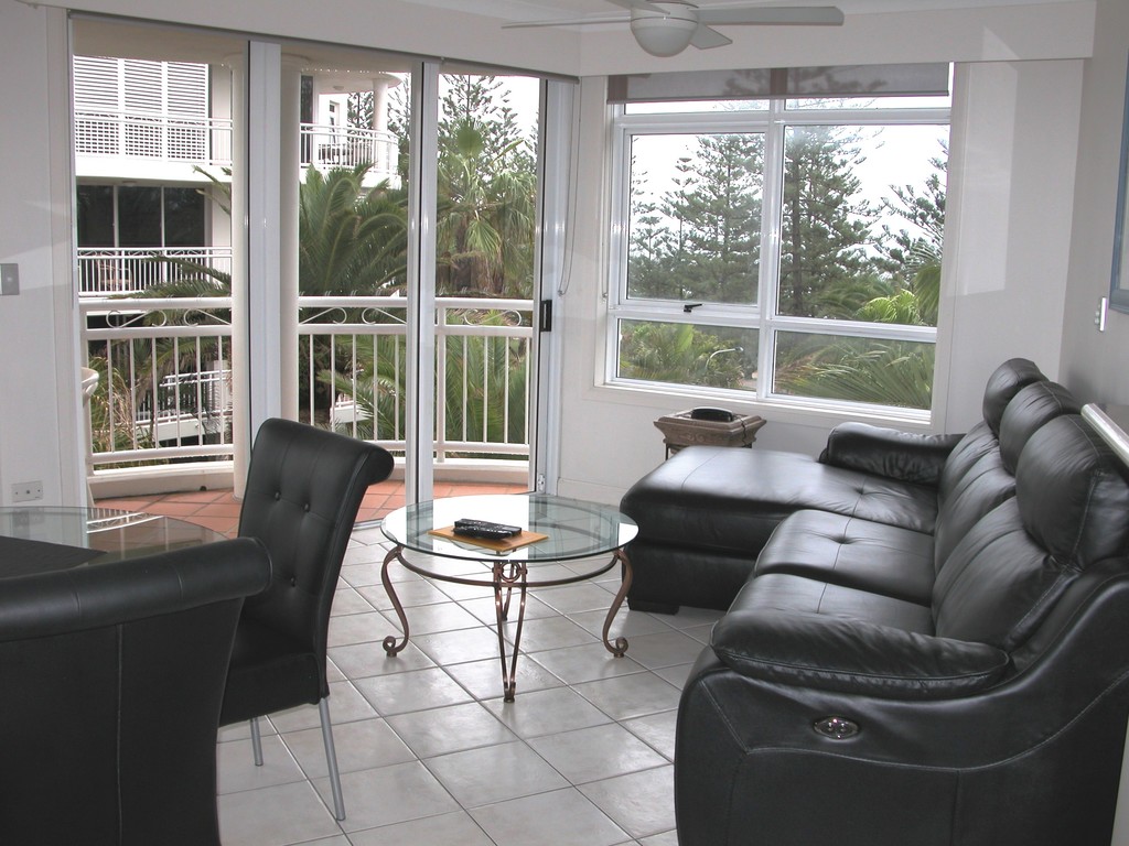 LARGE SIZED 1 BEDROOM IN TRENDY BURLEIGH HEADS