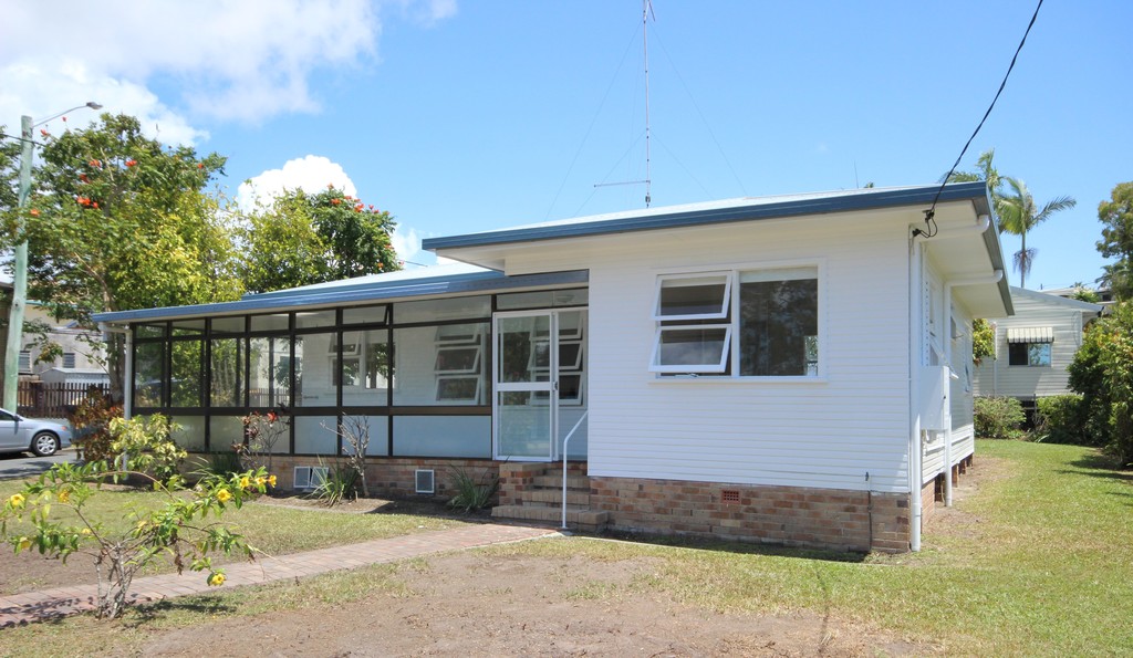 FULLY RENOVATED HOME OPPOSITE TWEED RIVER