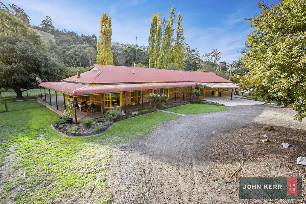 COUNTRY LIVING AT ITS FINEST WITH FRONTAGE TO NARRACAN CREEK
