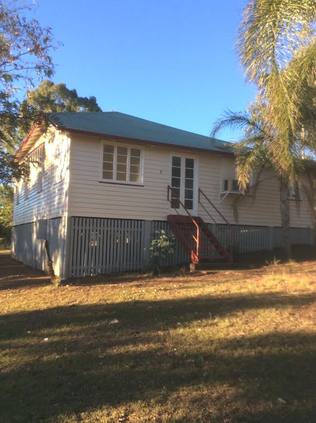 TIDY QUEENSLANDER ON 1 ACRE CLOSE TO TOWN