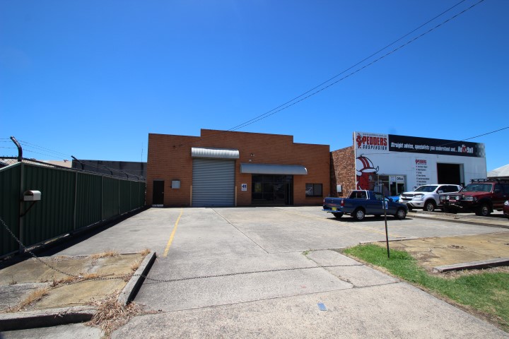 CENTRALLY LOCATED WAREHOUSE