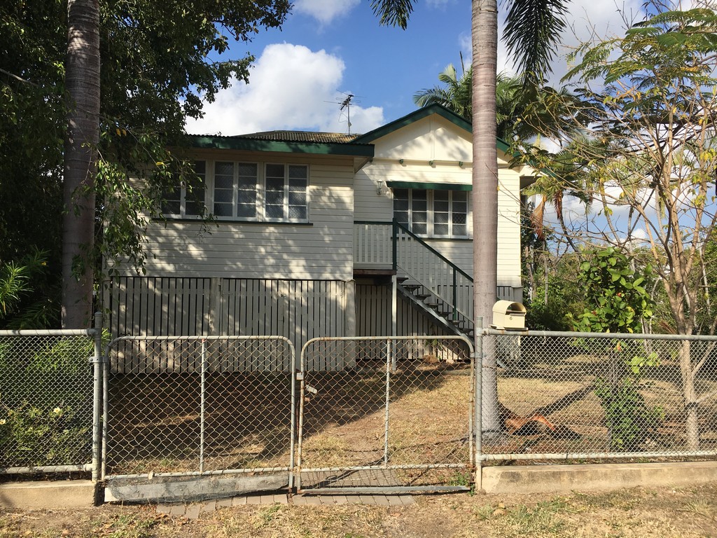 HIGHSET 2 BEDROOM AND SLEEPOUT HOUSE IN HERMIT PARK