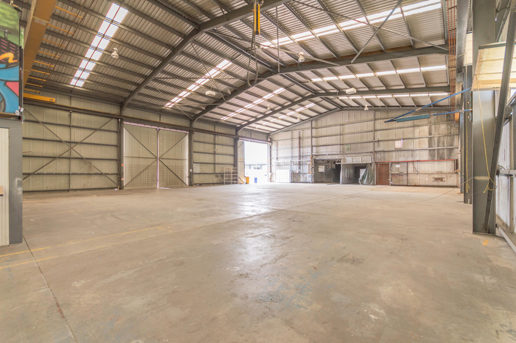 Act Now! – Excellent Industrial Warehouse with 5 Tonne Gantry Crane