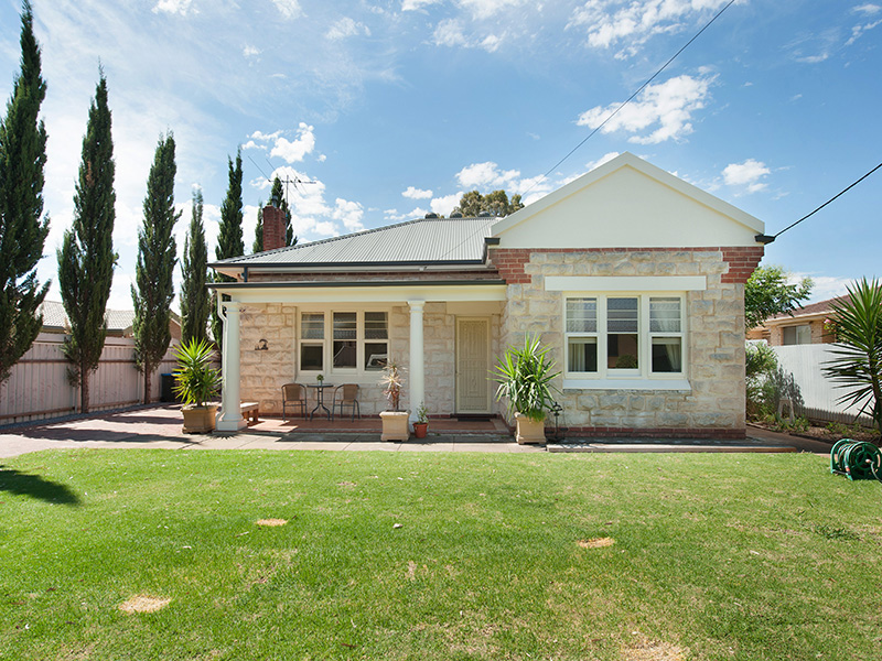 SOLD AT AUCTION – IF YOU’RE THINKING OF SELLING PLEASE CALL OUR TEAM – North Facing Yard, 1020sqm, & Gorgeous Sandstone Villa.