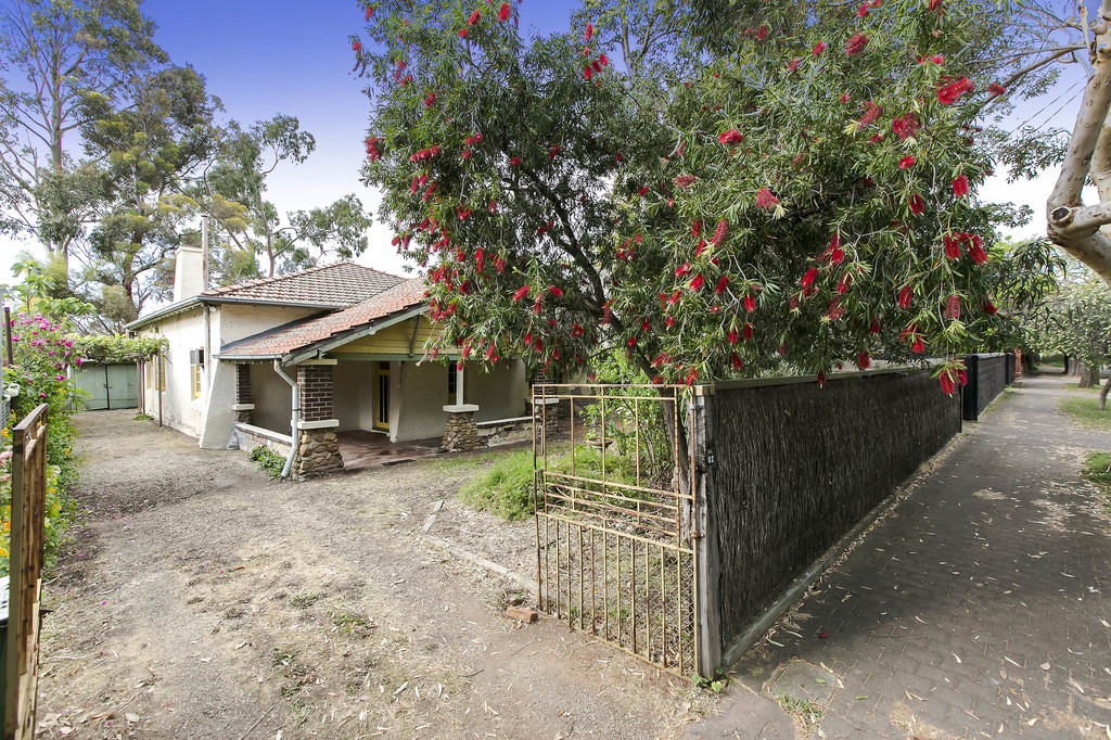 SOLD PRIOR TO AUCTION – 1925 Bungalow on Prime North/South allotment of 678sqm (approx) in Quiet Cul-de-sac