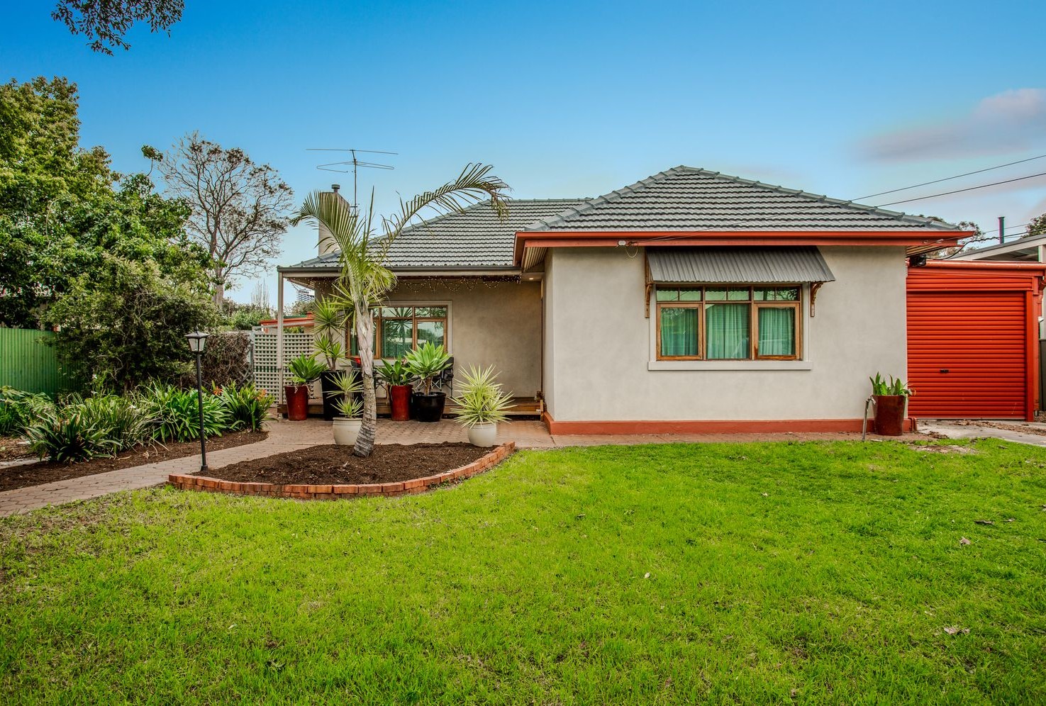 Perfect for a Large Family – House with Self Contained 2 Bed Granny Flat