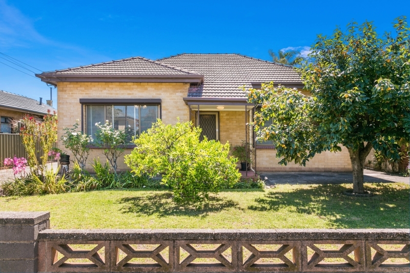 UPDATED 2/3 BEDROOM FAMILY HOME IN FANTASTIC LOCATION