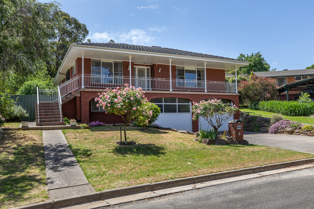 Solid Brick Family home in this quiet pocket of Flagstaff Hill