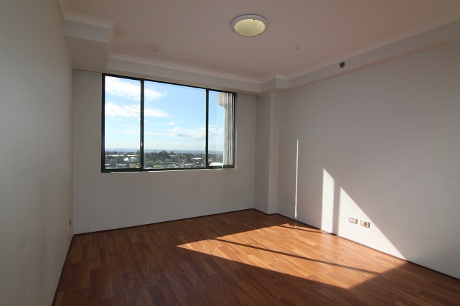 Modern 2 bedroom apartment with sunny northerly aspect and uninterrupted city views