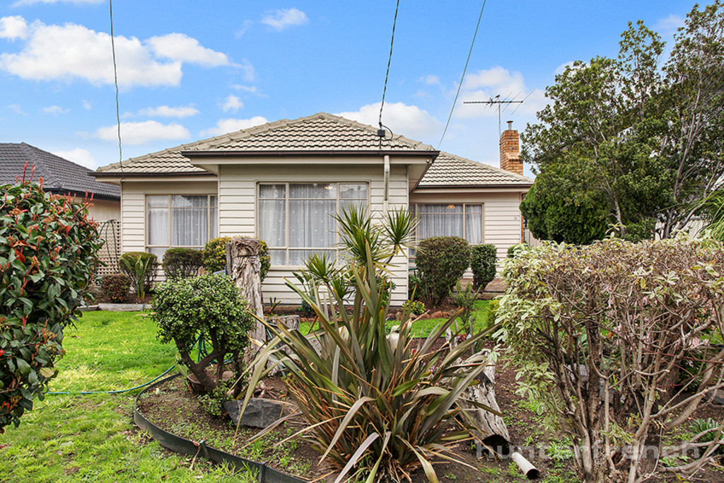 TRIPLE FRONTED WEATHERBOARD HOME