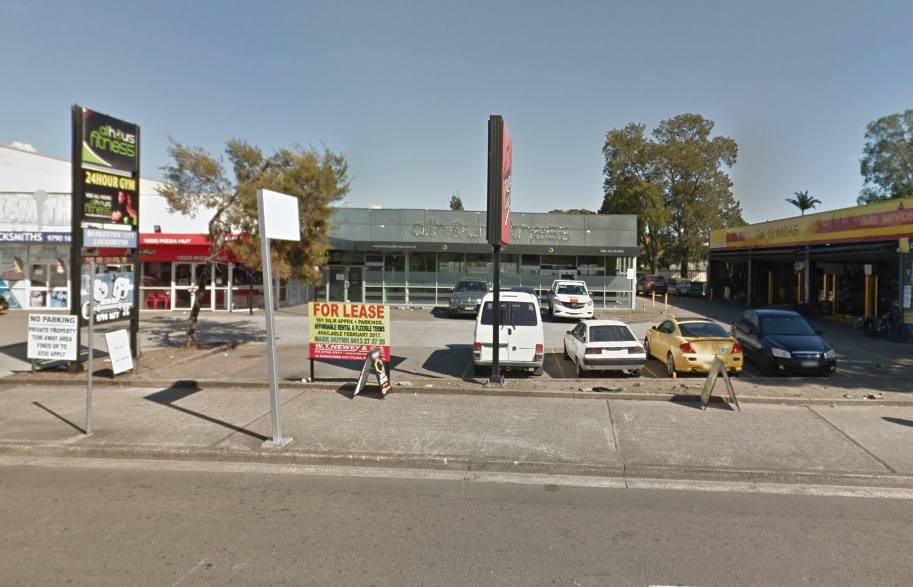 LARGE RETAIL/BULKY GOODS SHOWROOM IN CENTRAL LOCATION BANKSTOWN.  SUBDIVISION POSSIBLE.  RENTAL REDUCTION.