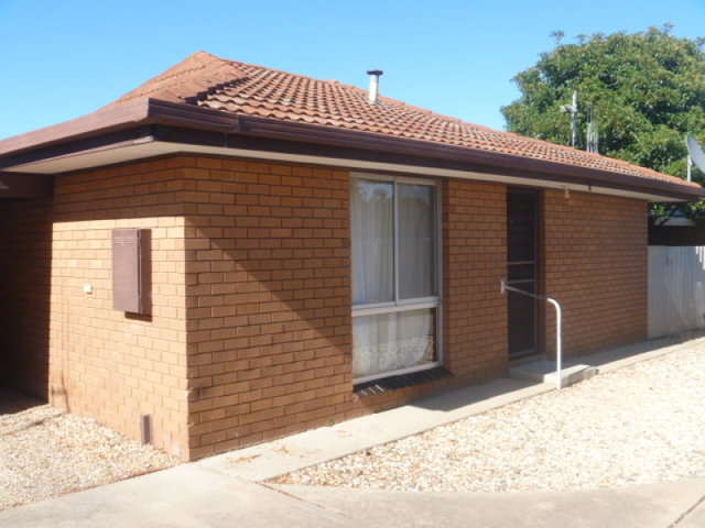 Neat 2 Bedroom Unit, South Shepparton