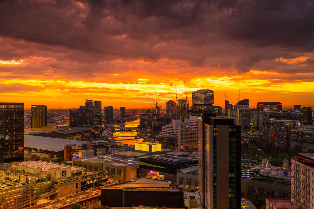 ENJOY BEAUTIFUL SUNSETS FROM THE 29TH FLOOR 