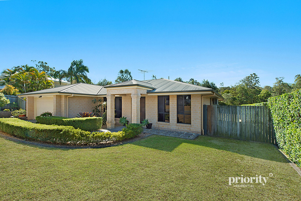 LARGE FAMILY HOME OVERLOOKING BEAUTIFUL PARKLANDS