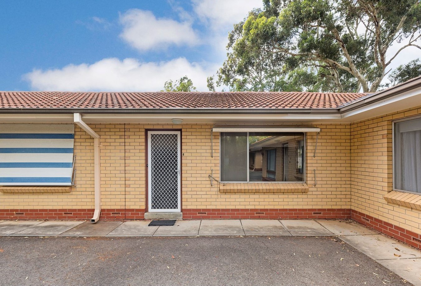 Spacious Unit in Single Story Group Ideally Located Opposite Unley High School