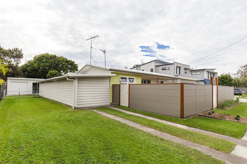 Quirky 3 bedroom house on a large block in Allambie Street! – Maroochydore CBD! Workshop & Extra Parking!