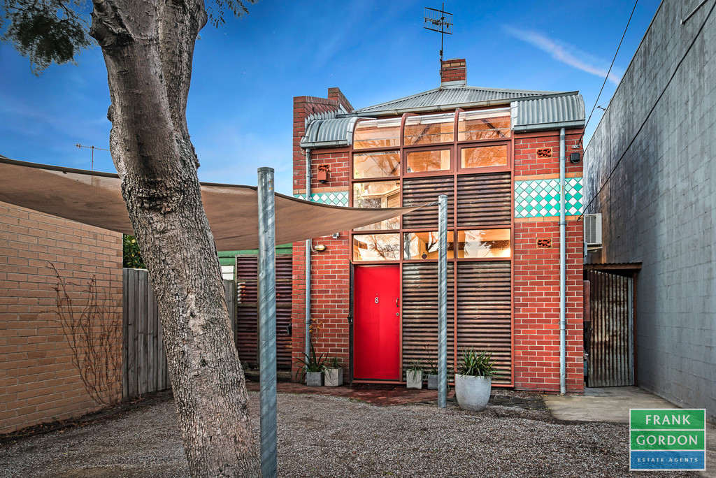 ARTY AND EARTHY 80’S RESIDENCE WITH EXCITING IMPROVEMENT POTENTIAL
