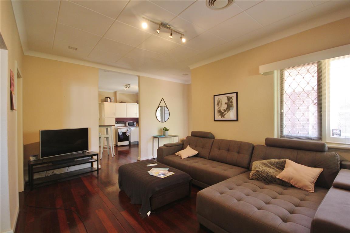 UNFURNISHED LOVELY 2 X 1 HOME IN PERFECT SOUTH PERTH LOCATION!