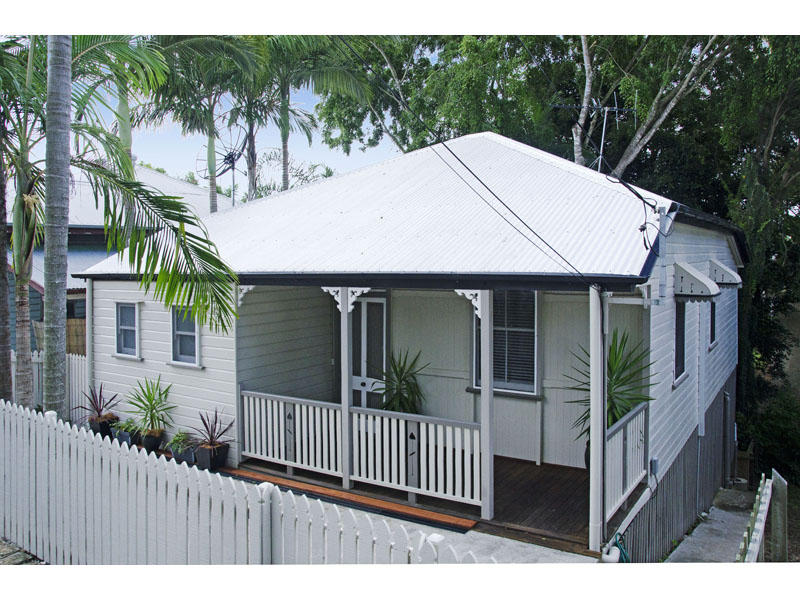 HIGHGATE HILL ‘Cute Cottage” – Nestled amongst the trees at the back