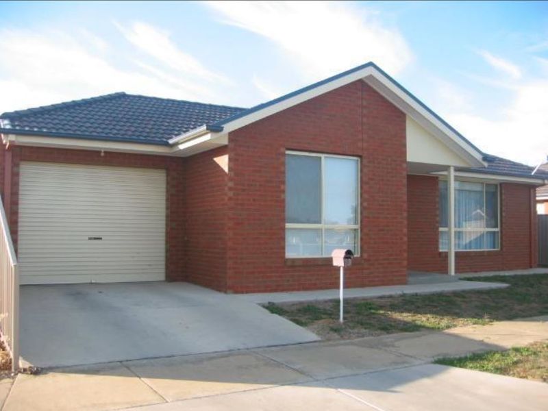 3 BEDROOM TOWNHOUSE, SOUTH SHEPPARTON