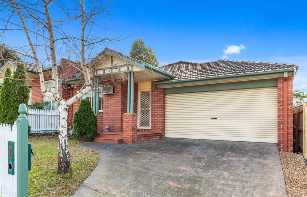 Immaculate, spacious and stylish single level home with lavish dual living space in a prime Glen Waverley location