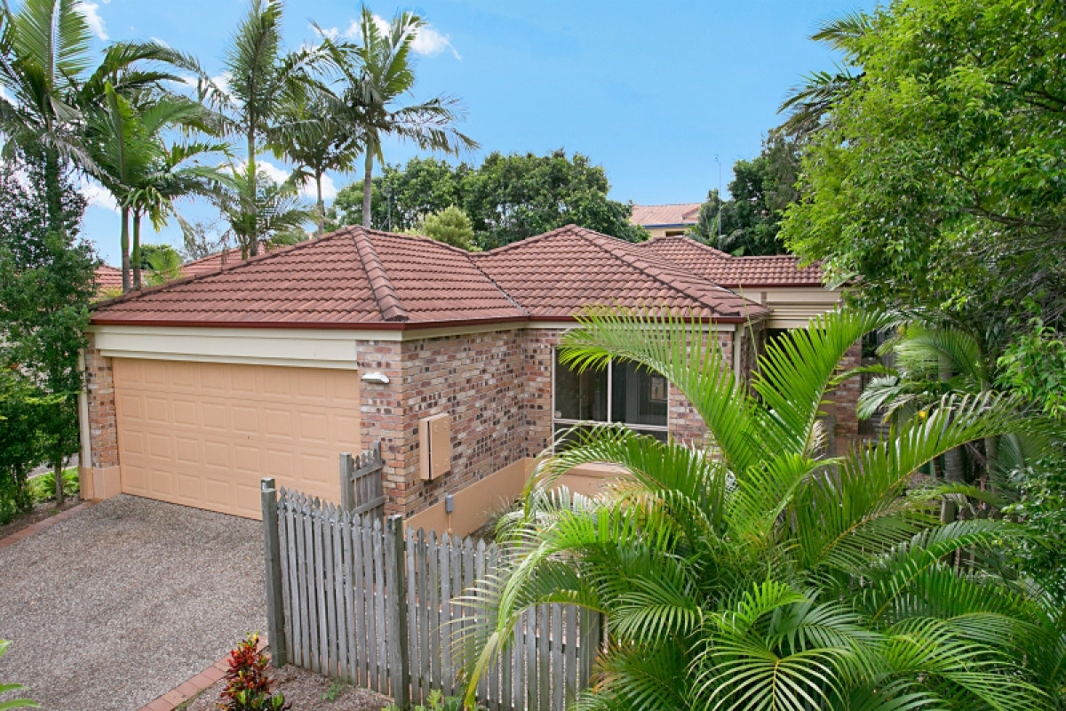 Family home in central Robina location!