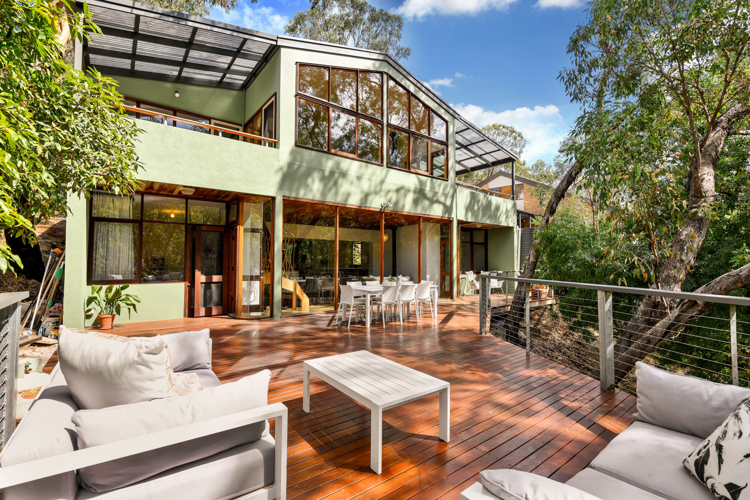 Byron Bay comes to the Adeliaide Hills in this magnificent versatile family home
