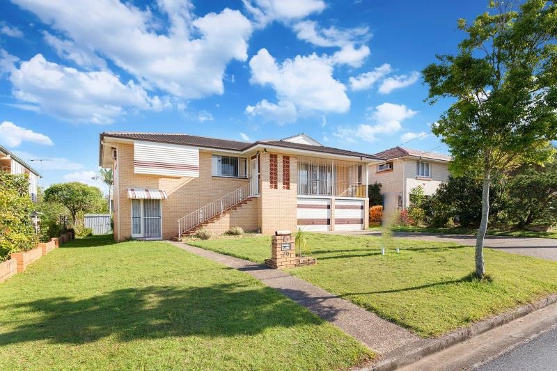 Highset brick home with potential for home office on 617m2 Block & side access!