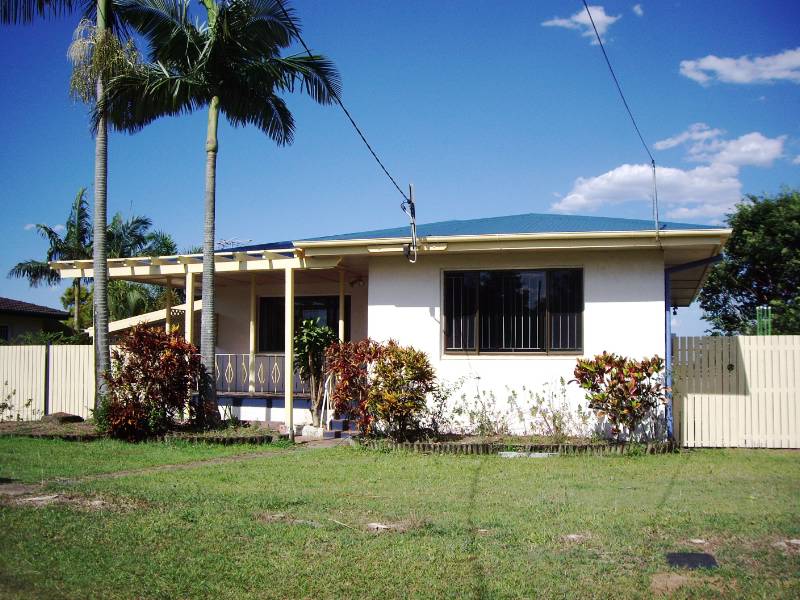 Beautiful Home within 3min walk to Inala Civic Center