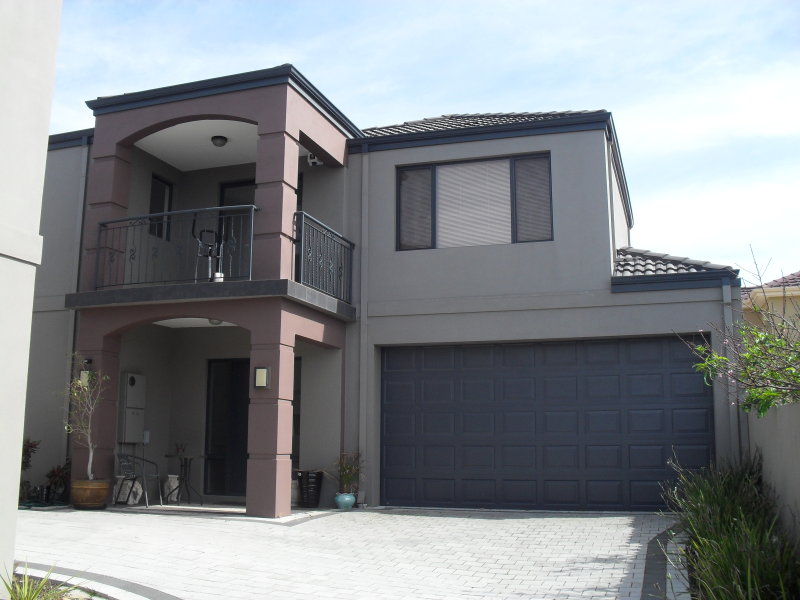 MODERN REAR TOWNHOUSE WITH AIR CON & DOUBLE LOCK UP GARAGE