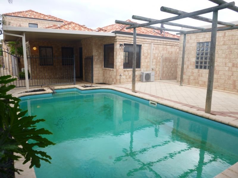 BEAUTIFUL HOME WITH POOL & AIR CON ~ CLOSE TO THE BEACH