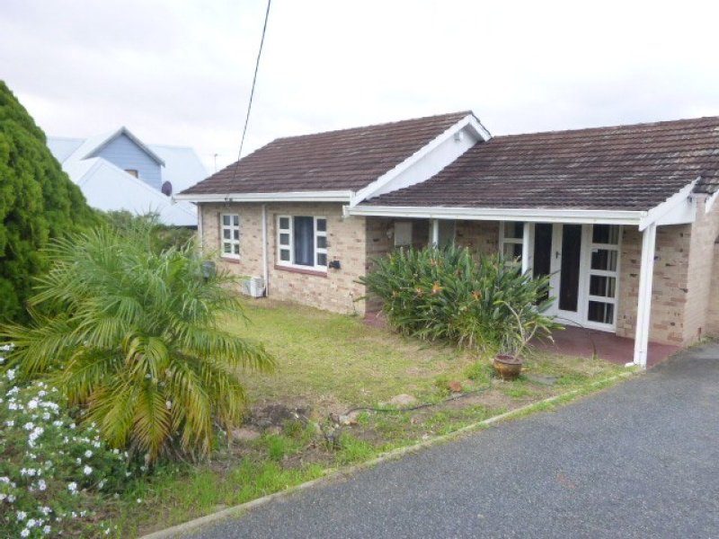 LOVELY 2 BEDROOM + SLEEP OUT HOUSE – CLOSE TO THE BEACH